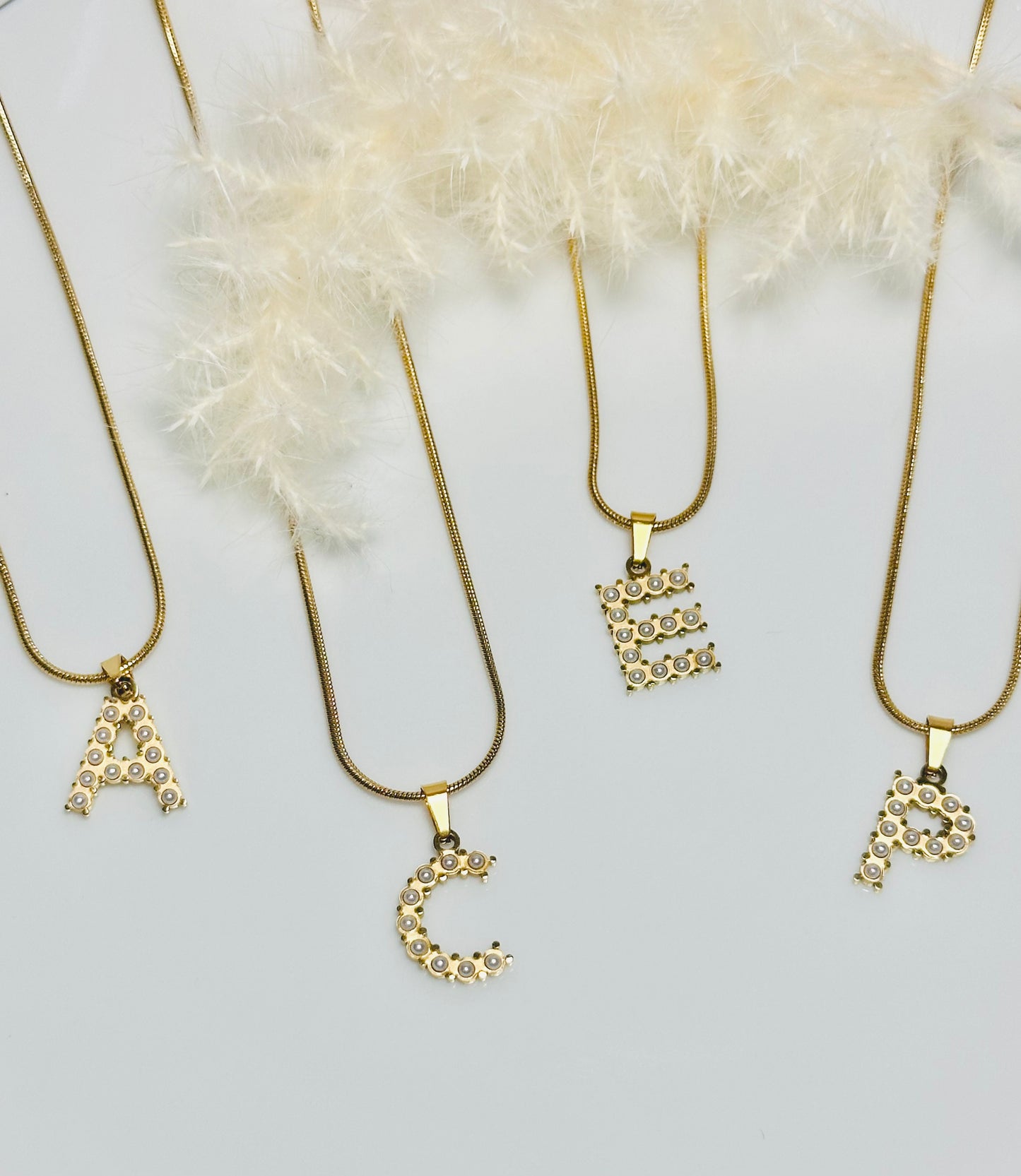 Inicial en Perla Necklace